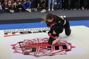 ODESSA, UKRAINE - 6 Nisan 2025: Ukrayna ulusal yarışmacı jiu jitsu genç sporcuları yoğun dövüşler düzenliyor, şampiyonluk için tatamiyle mücadele ediyorlar