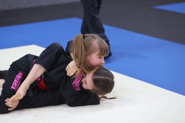 ODESSA, UKRAINE - 6 Nisan 2025: Ukrayna ulusal yarışmacı jiu jitsu genç sporcuları yoğun dövüşler düzenliyor, şampiyonluk için tatamiyle mücadele ediyorlar