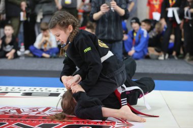 ODESSA, UKRAINE - 6 Nisan 2025: Ukrayna ulusal yarışmacı jiu jitsu genç sporcuları yoğun dövüşler düzenliyor, şampiyonluk için tatamiyle mücadele ediyorlar