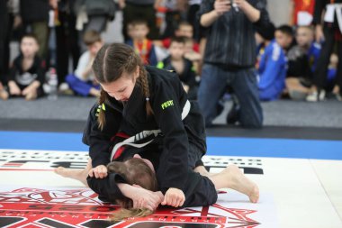 ODESSA, UKRAINE - 6 Nisan 2025: Ukrayna ulusal yarışmacı jiu jitsu genç sporcuları yoğun dövüşler düzenliyor, şampiyonluk için tatamiyle mücadele ediyorlar