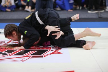 ODESSA, UKRAINE - 6 Nisan 2025: Ukrayna ulusal yarışmacı jiu jitsu genç sporcuları yoğun dövüşler düzenliyor, şampiyonluk için tatamiyle mücadele ediyorlar