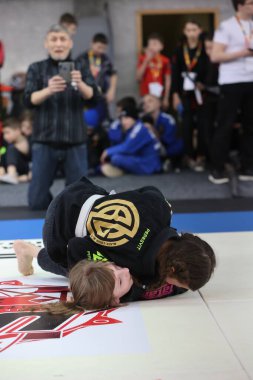ODESSA, UKRAINE - 6 Nisan 2025: Ukrayna ulusal yarışmacı jiu jitsu genç sporcuları yoğun dövüşler düzenliyor, şampiyonluk için tatamiyle mücadele ediyorlar
