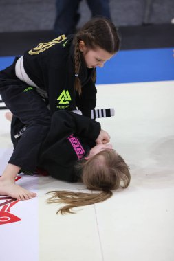 ODESSA, UKRAINE - 6 Nisan 2025: Ukrayna ulusal yarışmacı jiu jitsu genç sporcuları yoğun dövüşler düzenliyor, şampiyonluk için tatamiyle mücadele ediyorlar