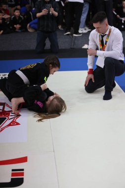 ODESSA, UKRAINE - 6 Nisan 2025: Ukrayna ulusal yarışmacı jiu jitsu genç sporcuları yoğun dövüşler düzenliyor, şampiyonluk için tatamiyle mücadele ediyorlar