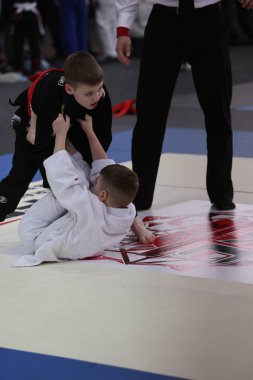 ODESSA, UKRAINE - 6 Nisan 2025: Ukrayna ulusal yarışmacı jiu jitsu genç sporcuları yoğun dövüşler düzenliyor, şampiyonluk için tatamiyle mücadele ediyorlar