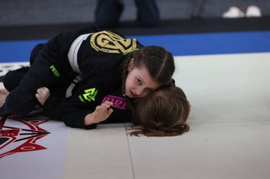 ODESSA, UKRAINE - 6 Nisan 2025: Ukrayna ulusal yarışmacı jiu jitsu genç sporcuları yoğun dövüşler düzenliyor, şampiyonluk için tatamiyle mücadele ediyorlar