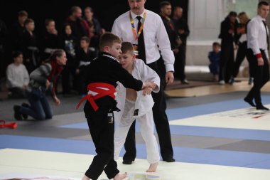 ODESSA, UKRAINE - 6 Nisan 2025: Ukrayna ulusal yarışmacı jiu jitsu genç sporcuları yoğun dövüşler düzenliyor, şampiyonluk için tatamiyle mücadele ediyorlar