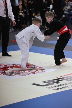 ODESSA, UKRAINE - 6 Nisan 2025: Ukrayna ulusal yarışmacı jiu jitsu genç sporcuları yoğun dövüşler düzenliyor, şampiyonluk için tatamiyle mücadele ediyorlar