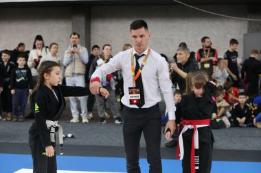ODESSA, UKRAINE - 6 Nisan 2025: Ukrayna ulusal yarışmacı jiu jitsu genç sporcuları yoğun dövüşler düzenliyor, şampiyonluk için tatamiyle mücadele ediyorlar