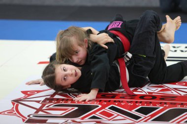 ODESSA, UKRAINE - 6 Nisan 2025: Ukrayna ulusal yarışmacı jiu jitsu genç sporcuları yoğun dövüşler düzenliyor, şampiyonluk için tatamiyle mücadele ediyorlar