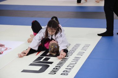 ODESSA, UKRAINE - 6 Nisan 2025: Ukrayna ulusal yarışmacı jiu jitsu genç sporcuları yoğun dövüşler düzenliyor, şampiyonluk için tatamiyle mücadele ediyorlar