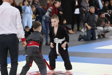 ODESSA, UKRAINE - 6 Nisan 2025: Ukrayna ulusal yarışmacı jiu jitsu genç sporcuları yoğun dövüşler düzenliyor, şampiyonluk için tatamiyle mücadele ediyorlar