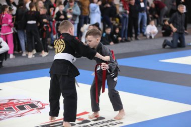 ODESSA, UKRAINE - 6 Nisan 2025: Ukrayna ulusal yarışmacı jiu jitsu genç sporcuları yoğun dövüşler düzenliyor, şampiyonluk için tatamiyle mücadele ediyorlar