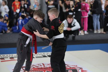 ODESSA, UKRAINE - 6 Nisan 2025: Ukrayna ulusal yarışmacı jiu jitsu genç sporcuları yoğun dövüşler düzenliyor, şampiyonluk için tatamiyle mücadele ediyorlar