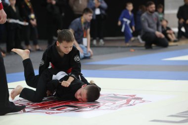 ODESSA, UKRAINE - 6 Nisan 2025: Ukrayna ulusal yarışmacı jiu jitsu genç sporcuları yoğun dövüşler düzenliyor, şampiyonluk için tatamiyle mücadele ediyorlar