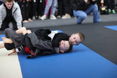 ODESSA, UKRAINE - 6 Nisan 2025: Ukrayna ulusal yarışmacı jiu jitsu genç sporcuları yoğun dövüşler düzenliyor, şampiyonluk için tatamiyle mücadele ediyorlar