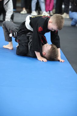 ODESSA, UKRAINE - 6 Nisan 2025: Ukrayna ulusal yarışmacı jiu jitsu genç sporcuları yoğun dövüşler düzenliyor, şampiyonluk için tatamiyle mücadele ediyorlar
