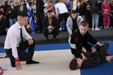 ODESSA, UKRAINE - 6 Nisan 2025: Ukrayna ulusal yarışmacı jiu jitsu genç sporcuları yoğun dövüşler düzenliyor, şampiyonluk için tatamiyle mücadele ediyorlar