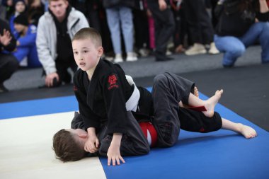 ODESSA, UKRAINE - 6 Nisan 2025: Ukrayna ulusal yarışmacı jiu jitsu genç sporcuları yoğun dövüşler düzenliyor, şampiyonluk için tatamiyle mücadele ediyorlar