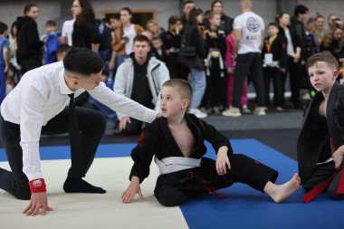 ODESSA, UKRAINE - 6 Nisan 2025: Ukrayna ulusal yarışmacı jiu jitsu genç sporcuları yoğun dövüşler düzenliyor, şampiyonluk için tatamiyle mücadele ediyorlar