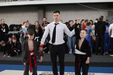 ODESSA, UKRAINE - 6 Nisan 2025: Ukrayna ulusal yarışmacı jiu jitsu genç sporcuları yoğun dövüşler düzenliyor, şampiyonluk için tatamiyle mücadele ediyorlar