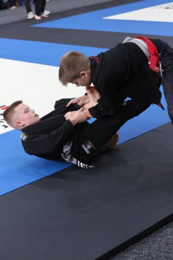 ODESSA, UKRAINE - 6 Nisan 2025: Ukrayna ulusal yarışmacı jiu jitsu genç sporcuları yoğun dövüşler düzenliyor, şampiyonluk için tatamiyle mücadele ediyorlar
