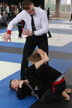 ODESSA, UKRAINE - 6 Nisan 2025: Ukrayna ulusal yarışmacı jiu jitsu genç sporcuları yoğun dövüşler düzenliyor, şampiyonluk için tatamiyle mücadele ediyorlar