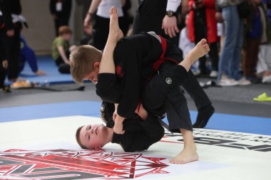 ODESSA, UKRAINE - 6 Nisan 2025: Ukrayna ulusal yarışmacı jiu jitsu genç sporcuları yoğun dövüşler düzenliyor, şampiyonluk için tatamiyle mücadele ediyorlar