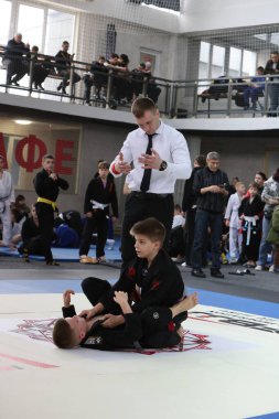 ODESSA, UKRAINE - 6 Nisan 2025: Ukrayna ulusal yarışmacı jiu jitsu genç sporcuları yoğun dövüşler düzenliyor, şampiyonluk için tatamiyle mücadele ediyorlar