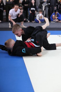 ODESSA, UKRAINE - 6 Nisan 2025: Ukrayna ulusal yarışmacı jiu jitsu genç sporcuları yoğun dövüşler düzenliyor, şampiyonluk için tatamiyle mücadele ediyorlar