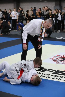 ODESSA, UKRAINE - 6 Nisan 2025: Ukrayna ulusal yarışmacı jiu jitsu genç sporcuları yoğun dövüşler düzenliyor, şampiyonluk için tatamiyle mücadele ediyorlar