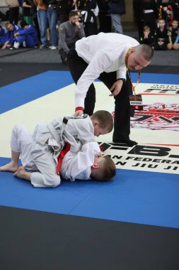 ODESSA, UKRAINE - 6 Nisan 2025: Ukrayna ulusal yarışmacı jiu jitsu genç sporcuları yoğun dövüşler düzenliyor, şampiyonluk için tatamiyle mücadele ediyorlar
