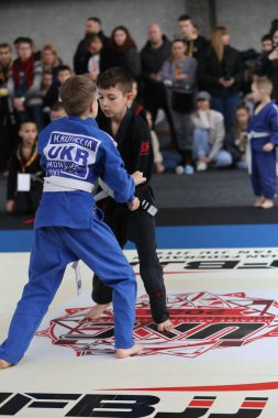ODESSA, UKRAINE - 6 Nisan 2025: Ukrayna ulusal yarışmacı jiu jitsu genç sporcuları yoğun dövüşler düzenliyor, şampiyonluk için tatamiyle mücadele ediyorlar
