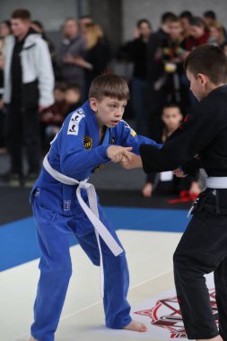 ODESSA, UKRAINE - 6 Nisan 2025: Ukrayna ulusal yarışmacı jiu jitsu genç sporcuları yoğun dövüşler düzenliyor, şampiyonluk için tatamiyle mücadele ediyorlar
