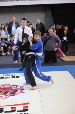 ODESSA, UKRAINE - 6 Nisan 2025: Ukrayna ulusal yarışmacı jiu jitsu genç sporcuları yoğun dövüşler düzenliyor, şampiyonluk için tatamiyle mücadele ediyorlar