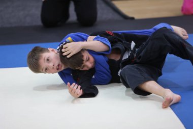 ODESSA, UKRAINE - 6 Nisan 2025: Ukrayna ulusal yarışmacı jiu jitsu genç sporcuları yoğun dövüşler düzenliyor, şampiyonluk için tatamiyle mücadele ediyorlar