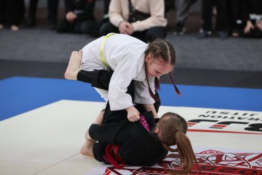 ODESSA, UKRAINE - 6 Nisan 2025: Ukrayna ulusal yarışmacı jiu jitsu genç sporcuları yoğun dövüşler düzenliyor, şampiyonluk için tatamiyle mücadele ediyorlar