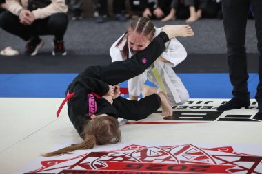 ODESSA, UKRAINE - 6 Nisan 2025: Ukrayna ulusal yarışmacı jiu jitsu genç sporcuları yoğun dövüşler düzenliyor, şampiyonluk için tatamiyle mücadele ediyorlar