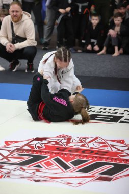 ODESSA, UKRAINE - 6 Nisan 2025: Ukrayna ulusal yarışmacı jiu jitsu genç sporcuları yoğun dövüşler düzenliyor, şampiyonluk için tatamiyle mücadele ediyorlar