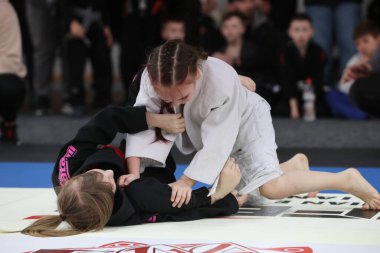 ODESSA, UKRAINE - 6 Nisan 2025: Ukrayna ulusal yarışmacı jiu jitsu genç sporcuları yoğun dövüşler düzenliyor, şampiyonluk için tatamiyle mücadele ediyorlar