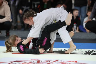 ODESSA, UKRAINE - 6 Nisan 2025: Ukrayna ulusal yarışmacı jiu jitsu genç sporcuları yoğun dövüşler düzenliyor, şampiyonluk için tatamiyle mücadele ediyorlar