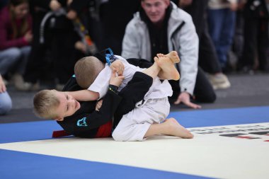 ODESSA, UKRAINE - 6 Nisan 2025: Ukrayna ulusal yarışmacı jiu jitsu genç sporcuları yoğun dövüşler düzenliyor, şampiyonluk için tatamiyle mücadele ediyorlar