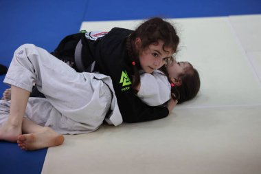ODESSA, UKRAINE - 6 Nisan 2025: Ukrayna ulusal yarışmacı jiu jitsu genç sporcuları yoğun dövüşler düzenliyor, şampiyonluk için tatamiyle mücadele ediyorlar