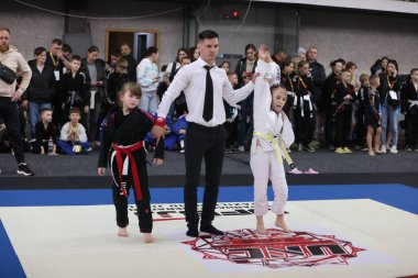ODESSA, UKRAINE - 6 Nisan 2025: Ukrayna ulusal yarışmacı jiu jitsu genç sporcuları yoğun dövüşler düzenliyor, şampiyonluk için tatamiyle mücadele ediyorlar