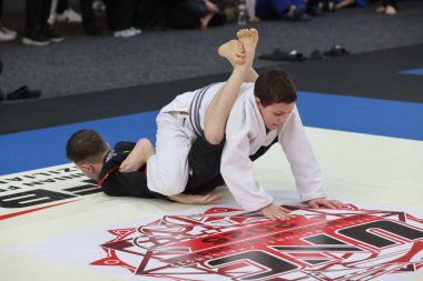 ODESSA, UKRAINE - 6 Nisan 2025: Ukrayna ulusal yarışmacı jiu jitsu genç sporcuları yoğun dövüşler düzenliyor, şampiyonluk için tatamiyle mücadele ediyorlar