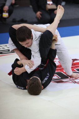 ODESSA, UKRAINE - 6 Nisan 2025: Ukrayna ulusal yarışmacı jiu jitsu genç sporcuları yoğun dövüşler düzenliyor, şampiyonluk için tatamiyle mücadele ediyorlar