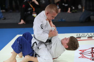 ODESSA, UKRAINE - 6 Nisan 2025: Ukrayna ulusal yarışmacı jiu jitsu genç sporcuları yoğun dövüşler düzenliyor, şampiyonluk için tatamiyle mücadele ediyorlar