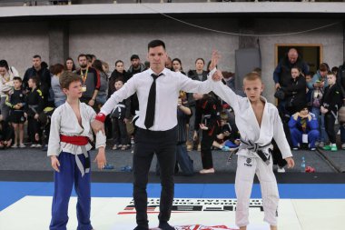 ODESSA, UKRAINE - 6 Nisan 2025: Ukrayna ulusal yarışmacı jiu jitsu genç sporcuları yoğun dövüşler düzenliyor, şampiyonluk için tatamiyle mücadele ediyorlar