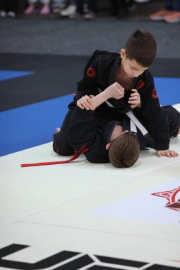 ODESSA, UKRAINE - 6 Nisan 2025: Ukrayna ulusal yarışmacı jiu jitsu genç sporcuları yoğun dövüşler düzenliyor, şampiyonluk için tatamiyle mücadele ediyorlar