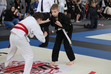 ODESSA, UKRAINE - 6 Nisan 2025: Ukrayna ulusal yarışmacı jiu jitsu genç sporcuları yoğun dövüşler düzenliyor, şampiyonluk için tatamiyle mücadele ediyorlar